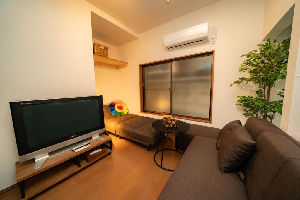 3 Bedrooms Home in Shinjuku's Food Heaven Area, Tokio
