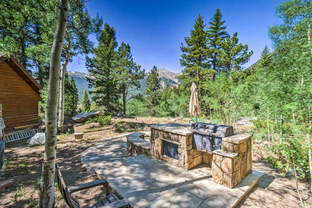 Quiet Twin Lakes Log Cabin with Lake and Mtn Views