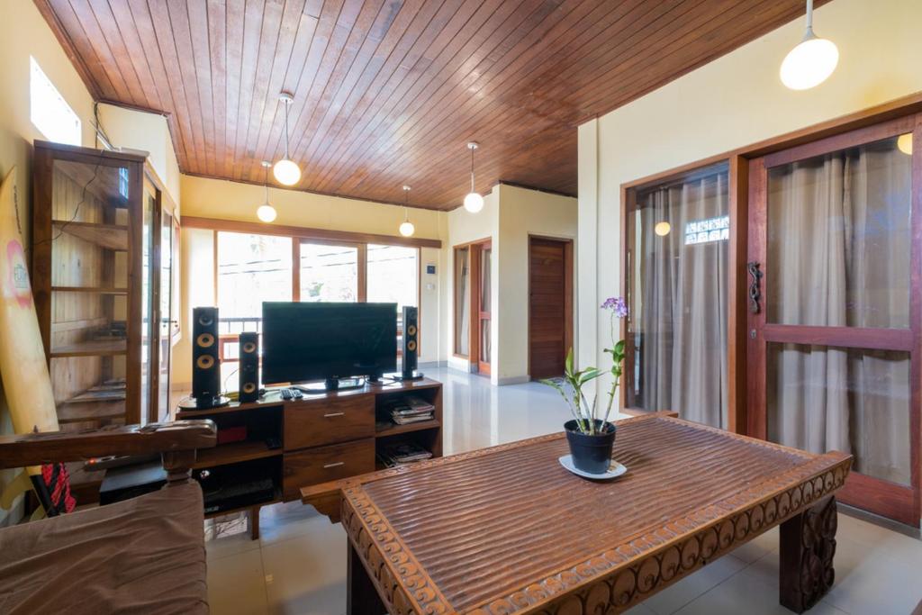 Shared lounge/TV area, Medewi The Point in Bali