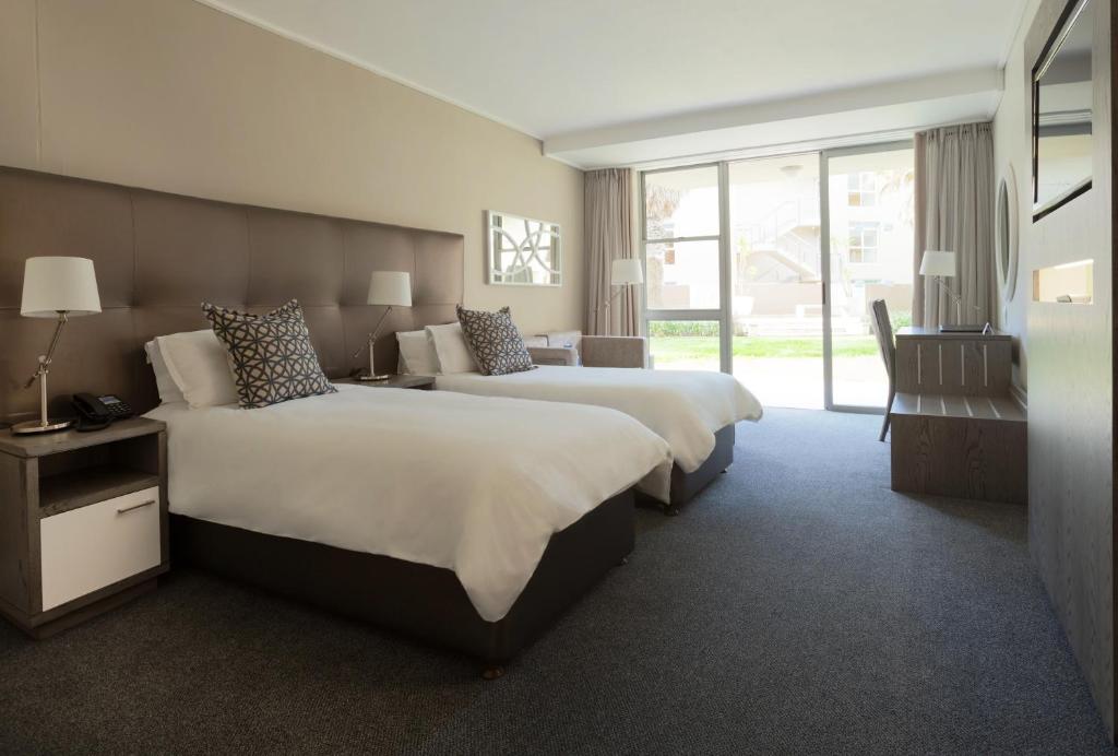 Lagoon Beach Hotel Photo 20