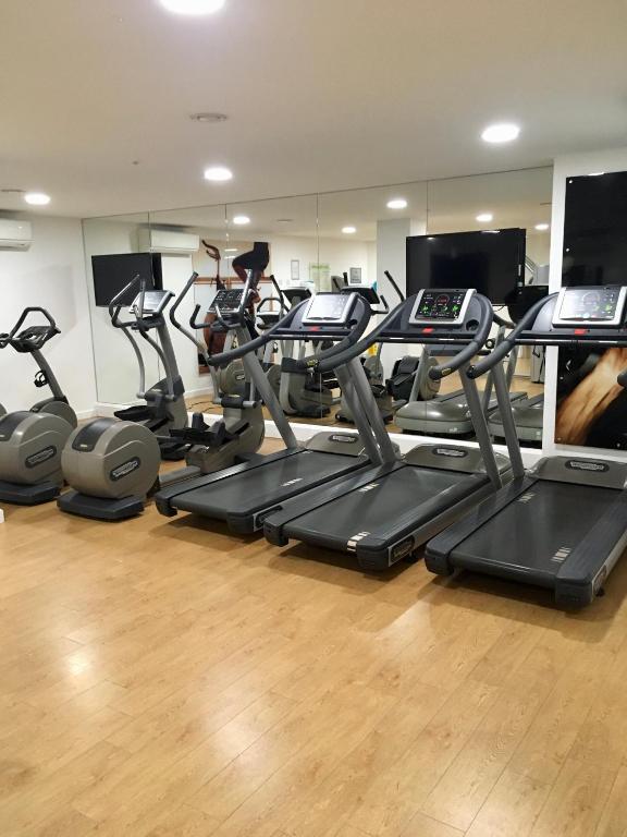 New Central Woking 1 and 2 Bedroom Apartments with Free Gym, close to Train Station photo