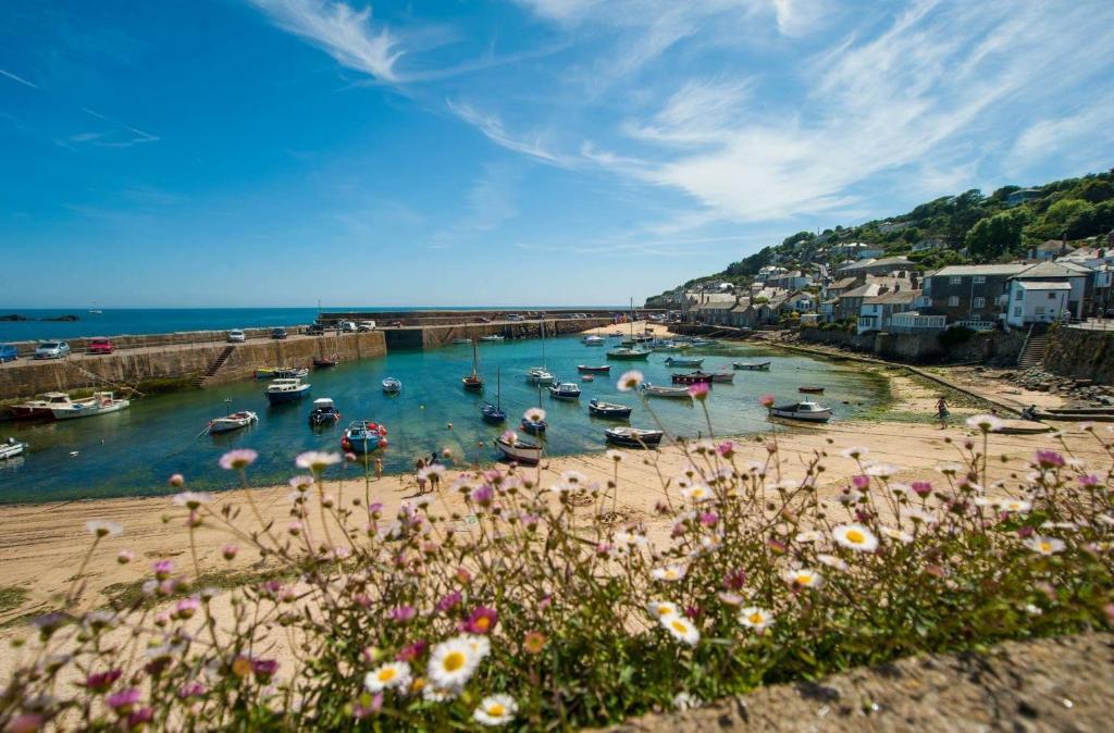Honeysuckle Cottage by The Sea, Mousehole