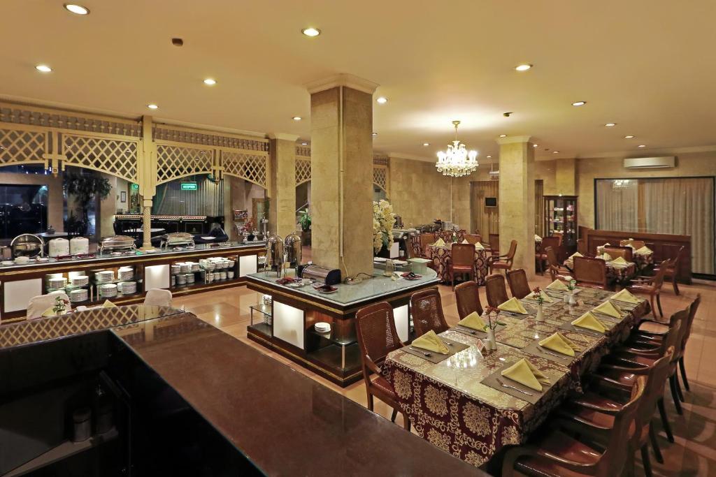 Restaurant, Hotel Indah Palace in Surakarta