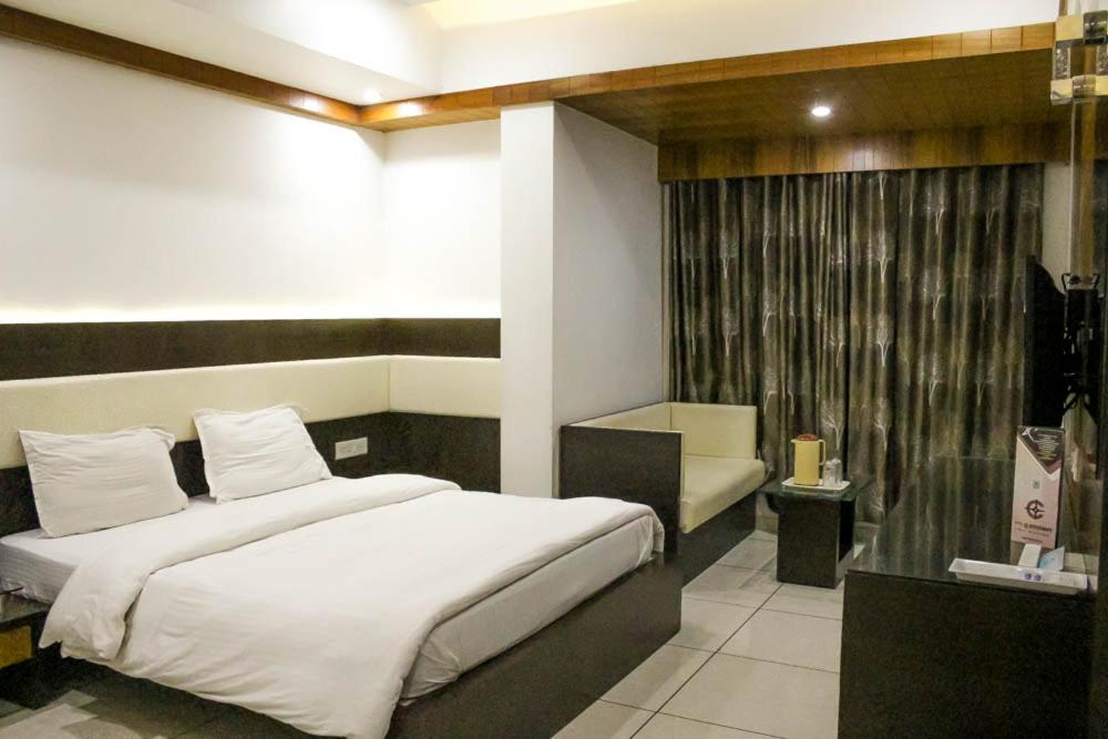 Hotel Apex Inn photo