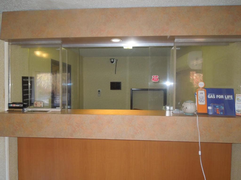 Super 8 By Wyndham Waldorf photo