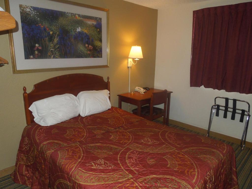 Super 8 By Wyndham Waldorf photo