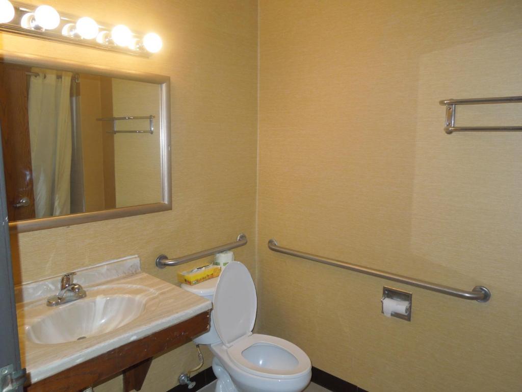 Super 8 By Wyndham Waldorf photo
