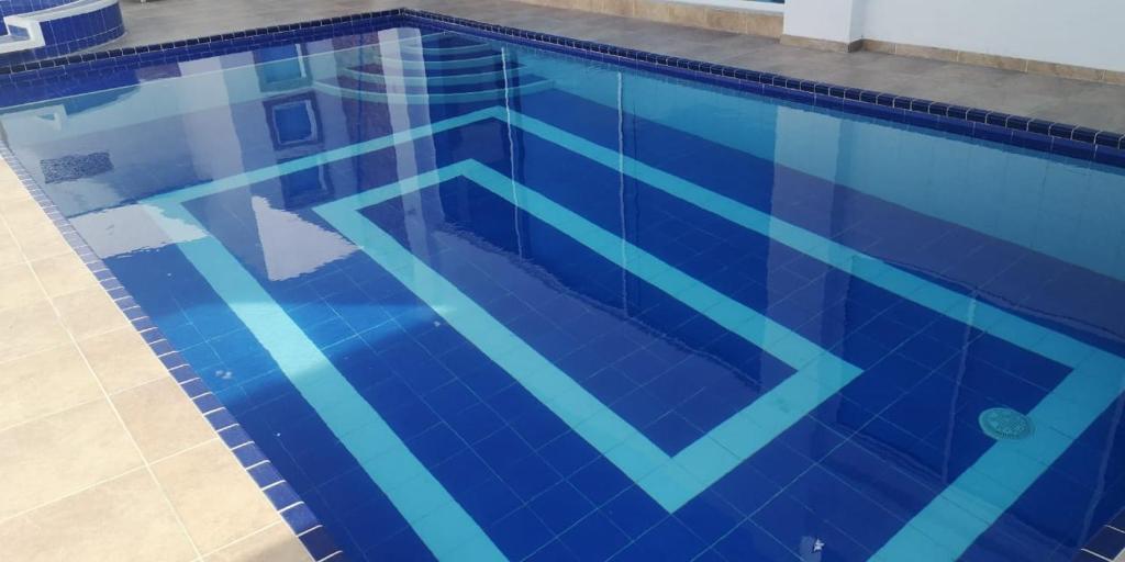 casa con piscina privada y jacuzzi en