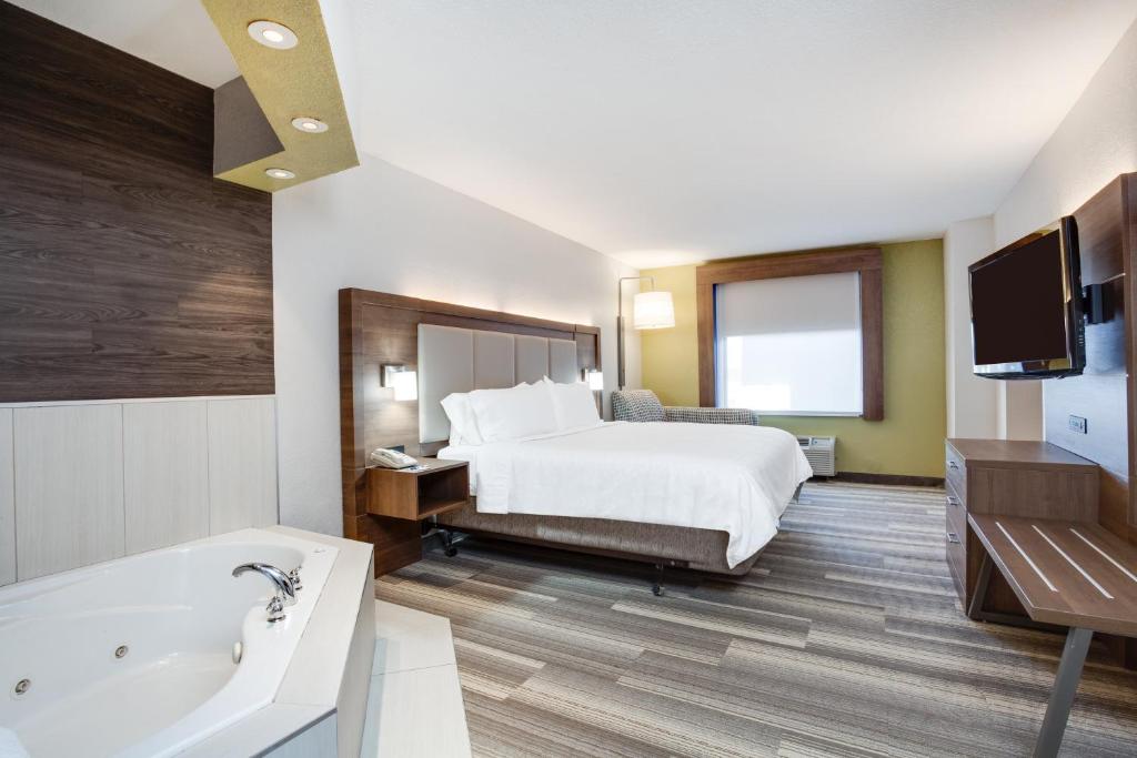 Holiday Inn Express Hotel & Suites Clewiston photo