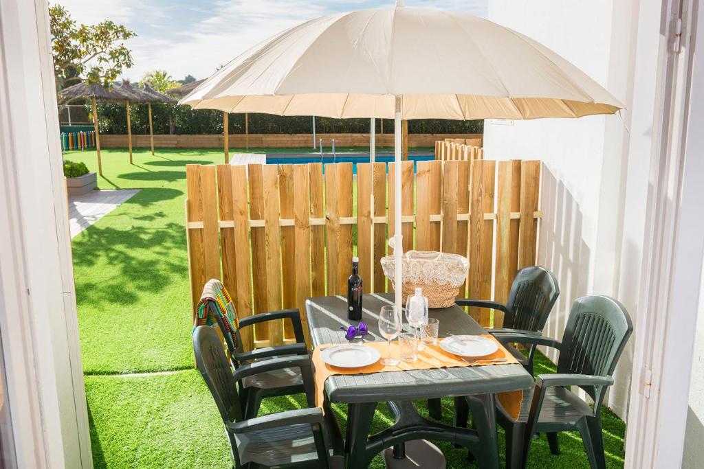 Apartaments Els Llorers — Restaurant & bars in Lloret de Mar, Catalonia