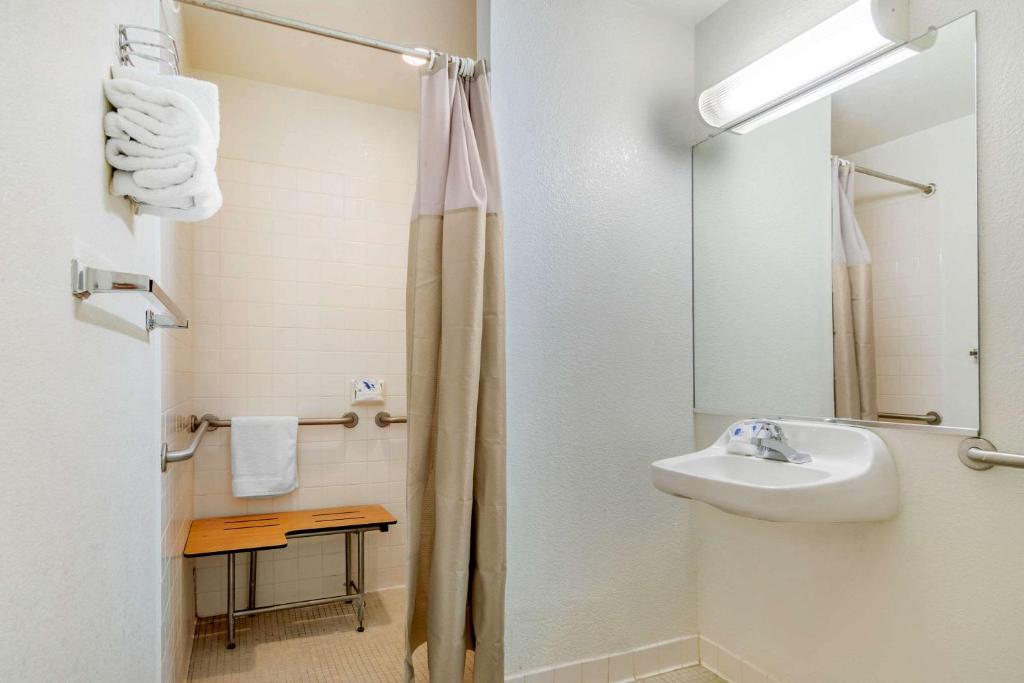 Rodeway Inn photo