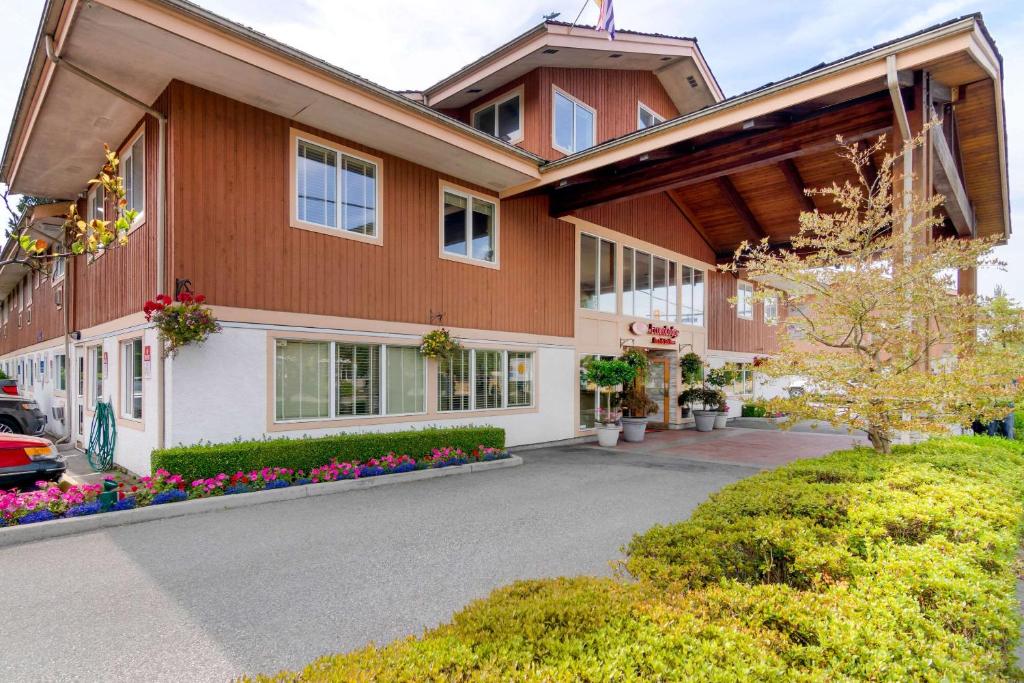 Comfort Inn & Suites Photo 0