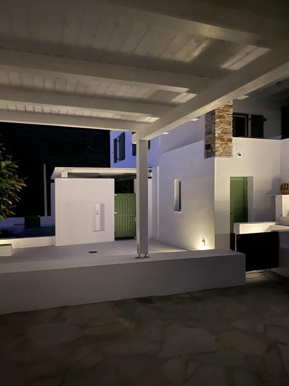 67sq meters modern apartment with a swimming pool and sea view in Koundouros photo