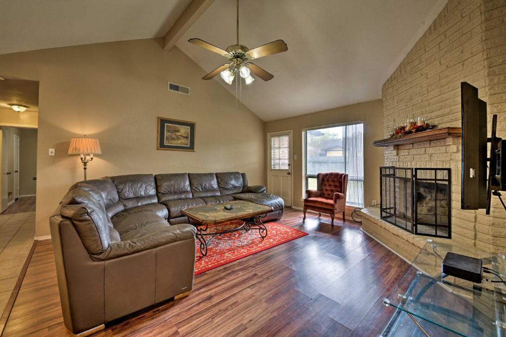 Pet-Friendly Texas Getaway with Fenced-In Yard! — Hotel in Houston (TX)