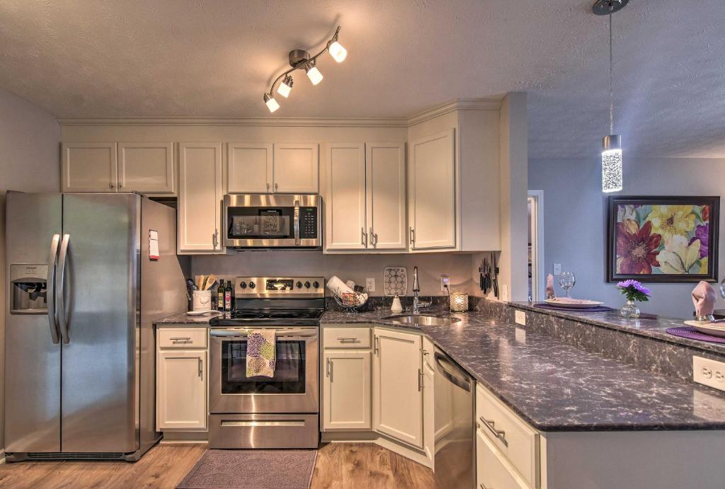 Condo with Sunroom, Near Downtown Hendersonville!, Hendersonville