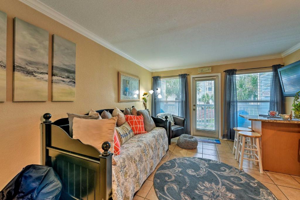 Oceanfront Condo with Pool in Galveston 전경