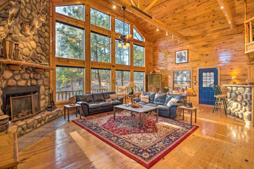 Spacious Cabin with Hot Tub 2 Mi to Beavers Bend, Broken Bow