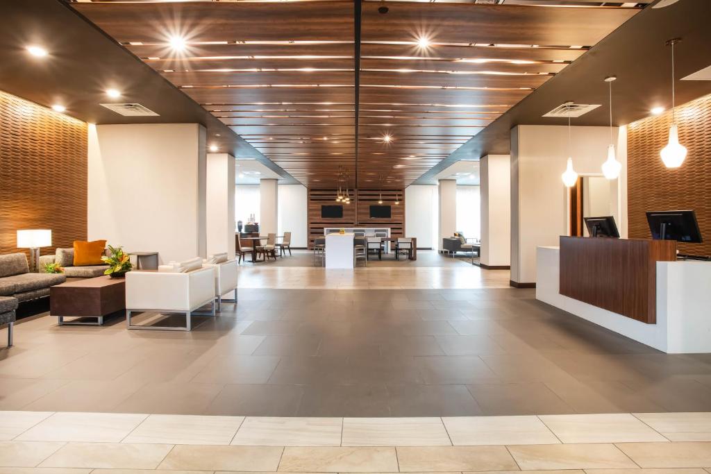 Wingate by Wyndham lobby