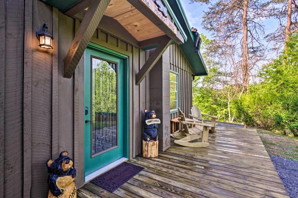 Secluded Cabin with Hot Tub, 3 Mi to Pigeon Forge! — Hotel in Pigeon Forge (TN)