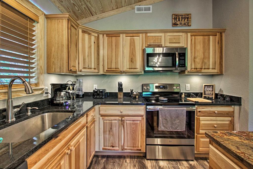 Secluded Cabin with Hot Tub, 3 Mi to Pigeon Forge! photo