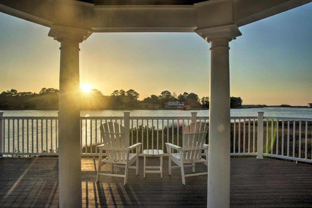 Ocean View Townhome with Shared Pool, AC, and Laundry!