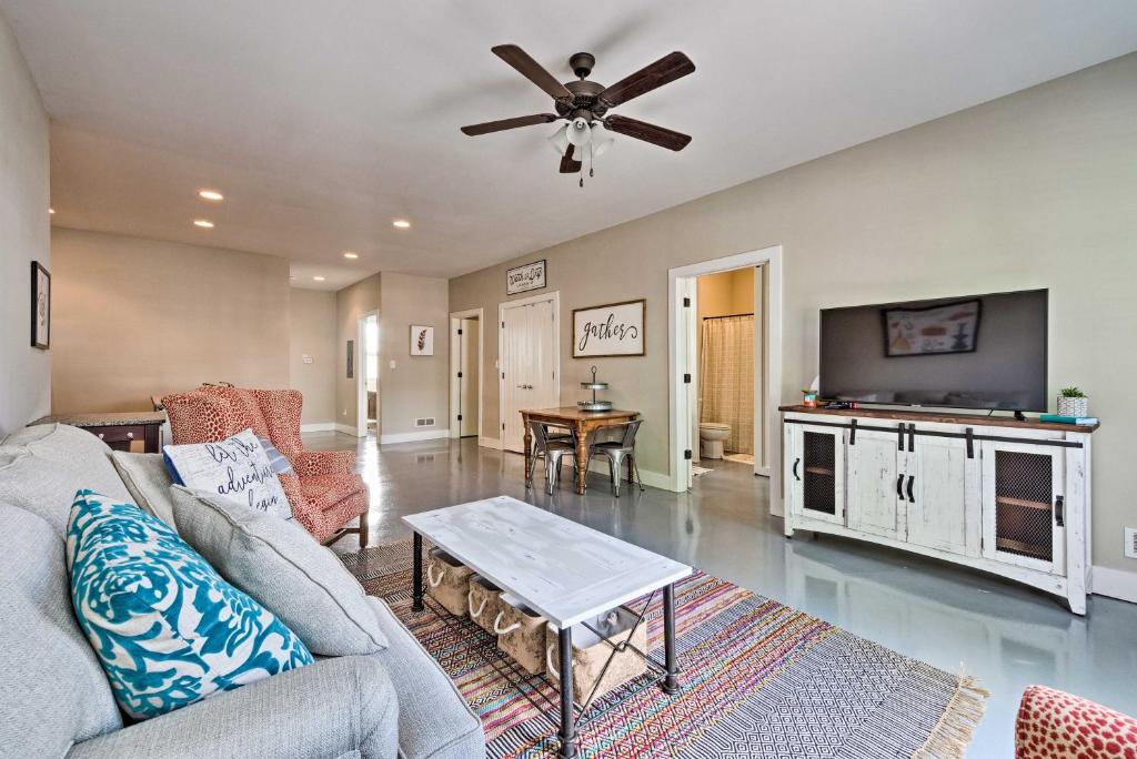 Updated Apt 1 Mi to Western Kentucky University!, Bowling Green