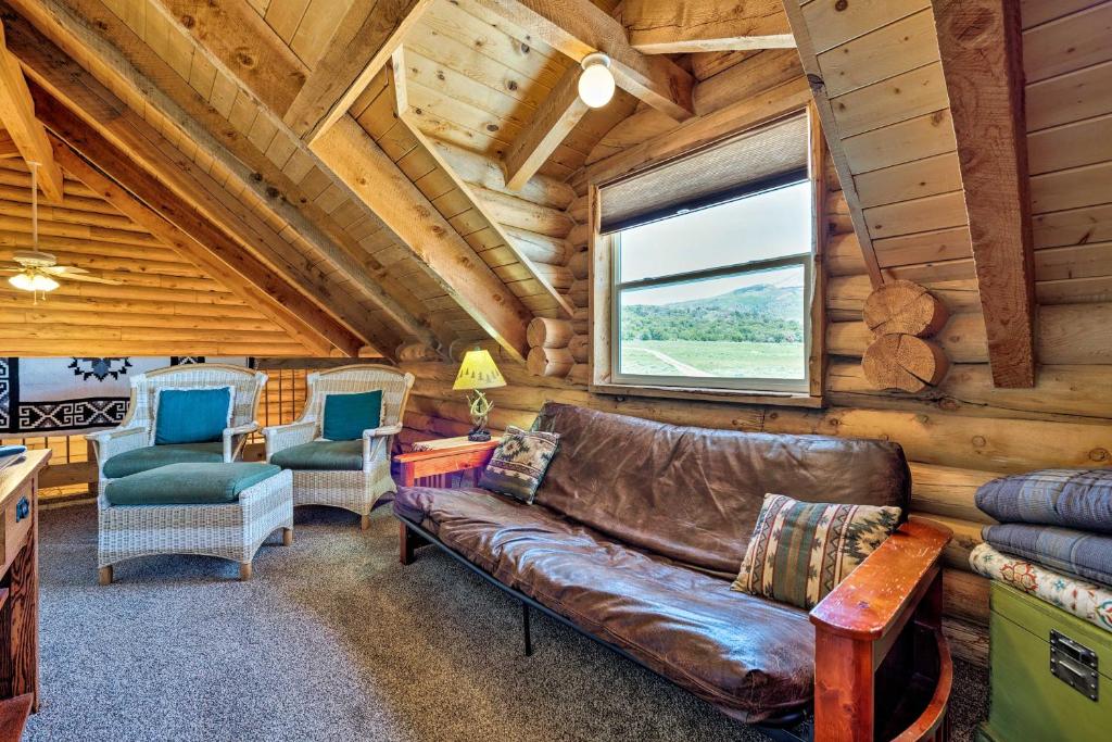 Pet-Friendly Moab Cabin with Mtn Views and BBQ 전경