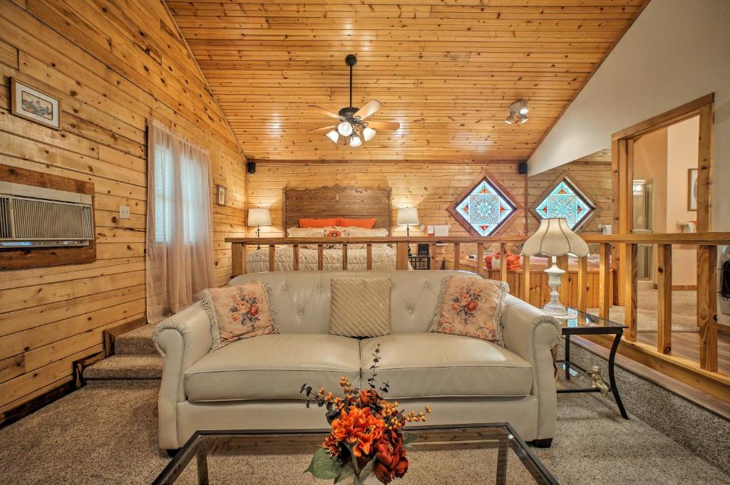 Studio with Deck Near Thorncrown Chapel and Lakes, Eureka Springs