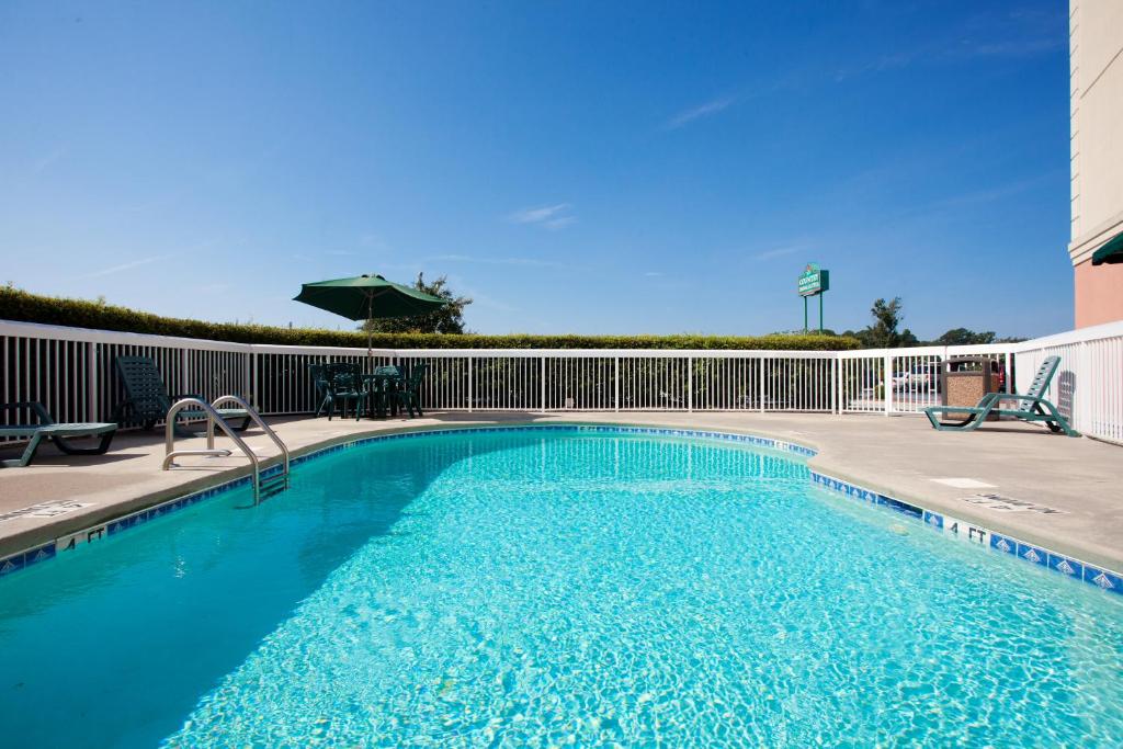 Swimming pool, Country Inn & Suites by Radisson, Goldsboro, NC in Goldsboro (NC)