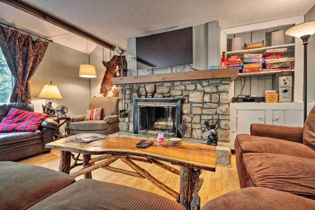 Condo with Furnished Deck - Walk to Sugar Mountain!, Sugar Mountain