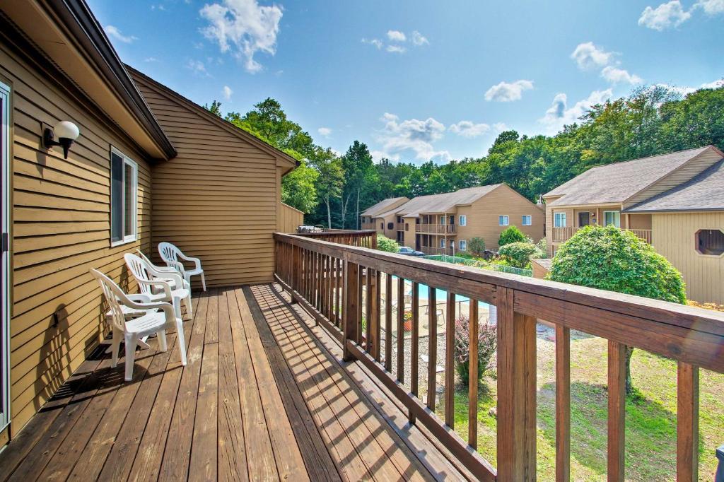Lincoln Condo with Pool Access - 6 Mi to Loon Mtn! — Hotel in Lincoln (NH)