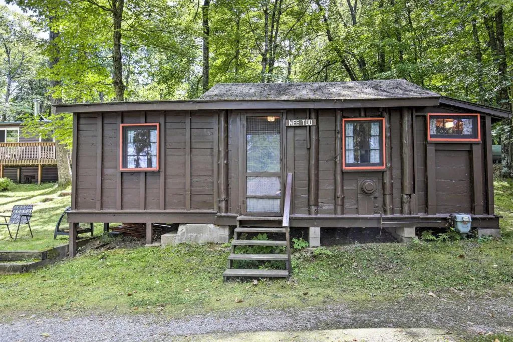 Rustic Hayward Cabin With Spider Lake Access!，位于Seeley的酒店