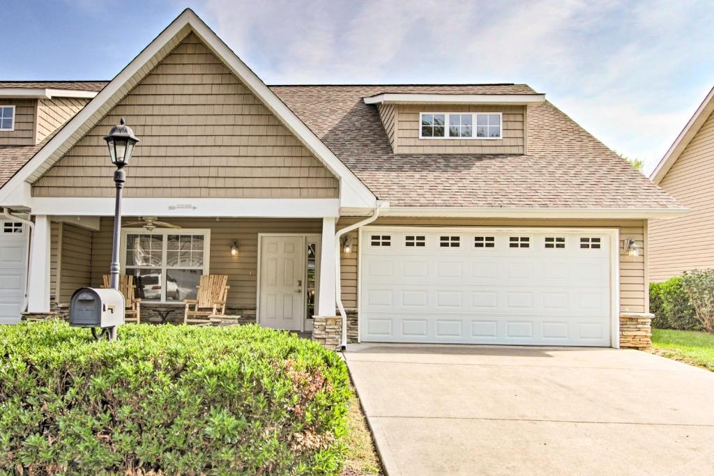 Home with Community Pool - 2 Miles to The Island!, Pigeon Forge