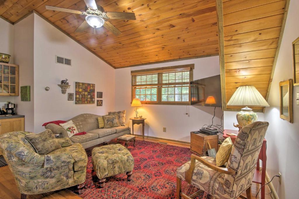 Couples Cabin - 5 Mi to DT Berkeley Springs! 전경