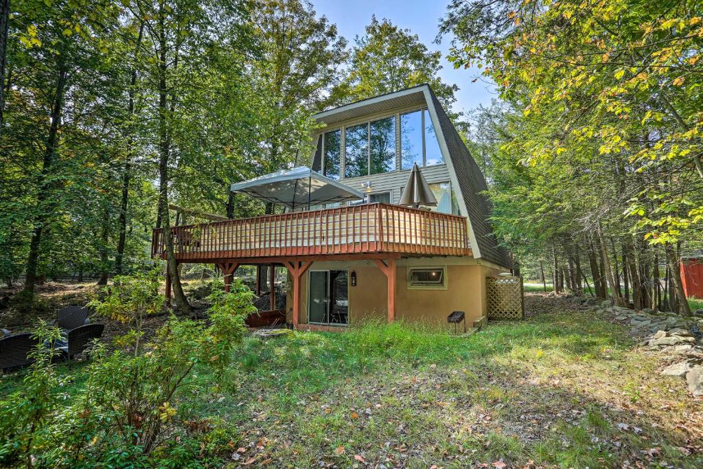 Lake Ariel Resort Home - half Mile to Hideout Ski!