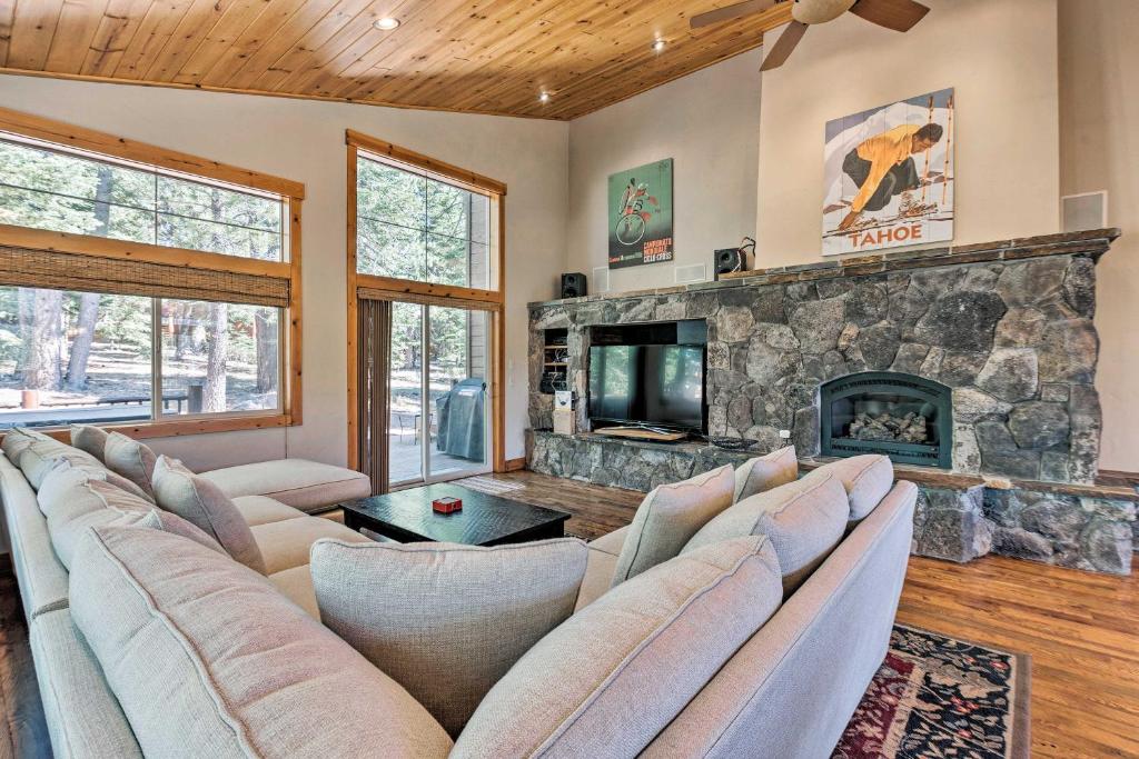 Truckee Escape with Hot Tub Near Ski Resorts, Truckee
