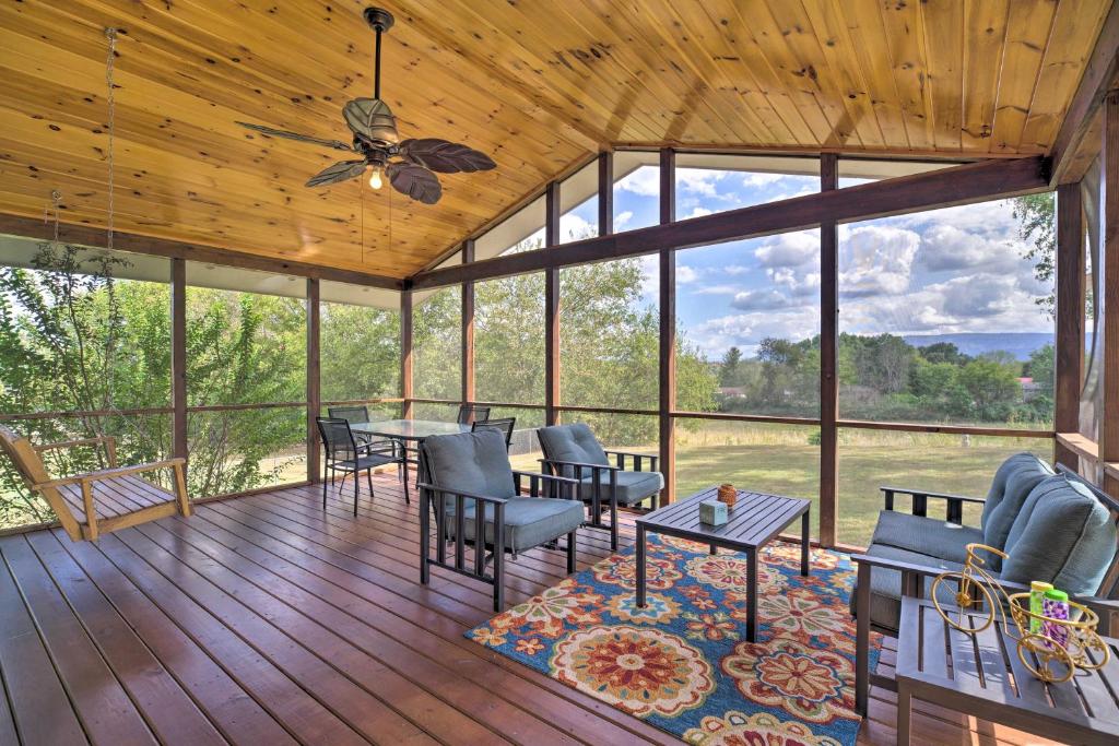 Mtn View Smokies JuJus House with Screened Porch 전경