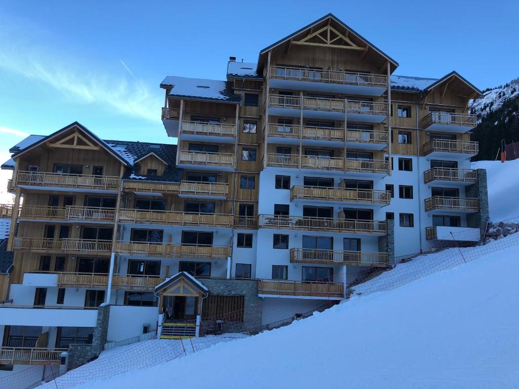 *NEW* Bellevue D’Oz Ski In Ski Out Luxury Apartment (8-10 Guests) - 1