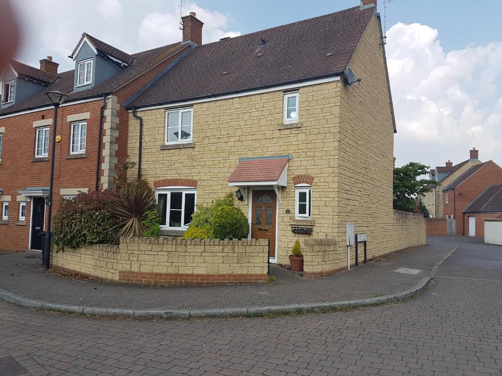 Siobhan's abode 2 Deluxe doubles n large single NO PETS, Swindon