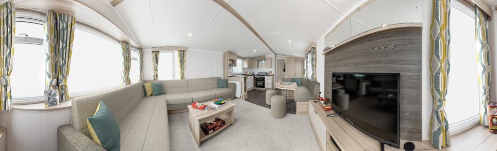 Roselands Caravan Park near St Just - dog-friendly Cornwall park with moorland walks