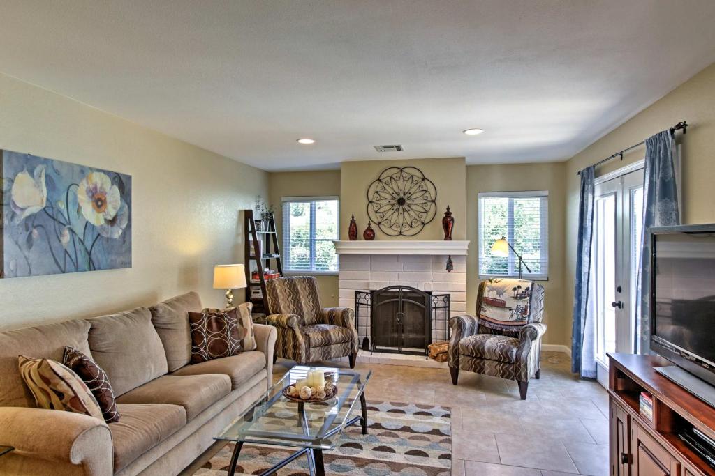 Private Home with Fire Pit and Patio by Old Town, La Quinta