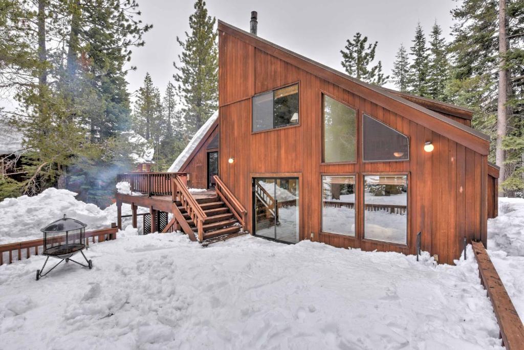 Truckee Home with Private Hot Tub on a Golf Course 전경