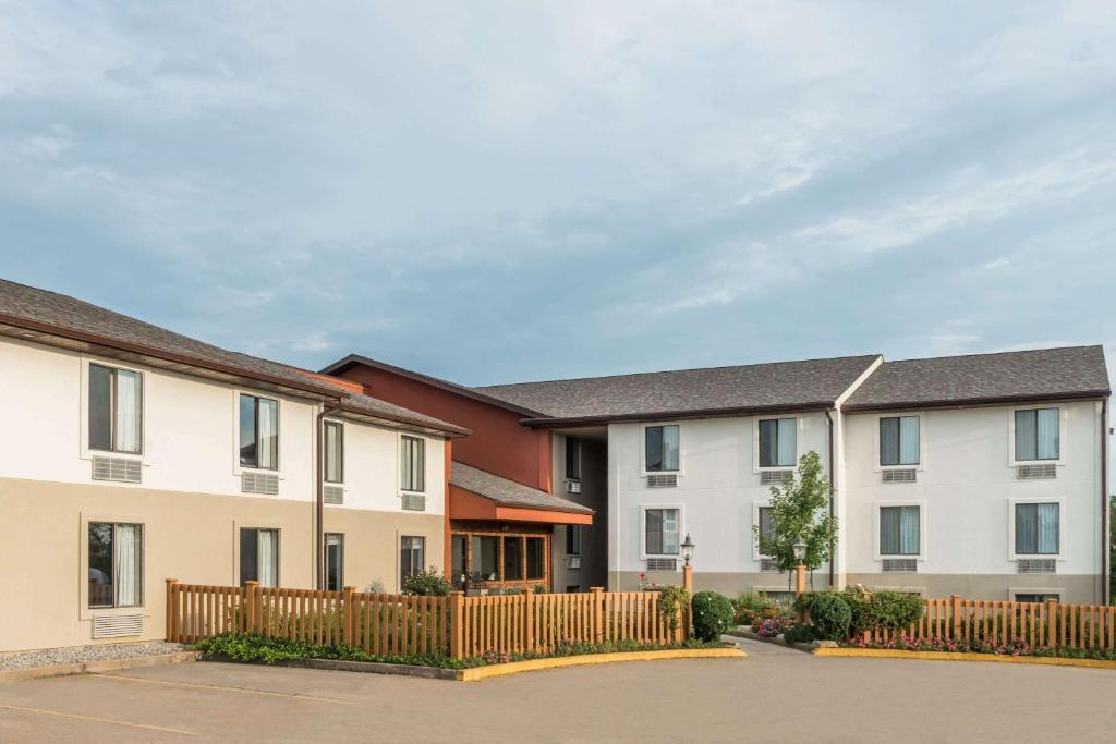 Super 8 by Wyndham Columbia Clark Lane, Columbia