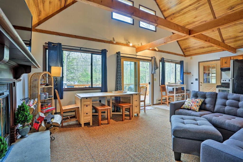 1 Mi to Hideout Ski Lake Ariel Home with Fire Pit, Lake Ariel