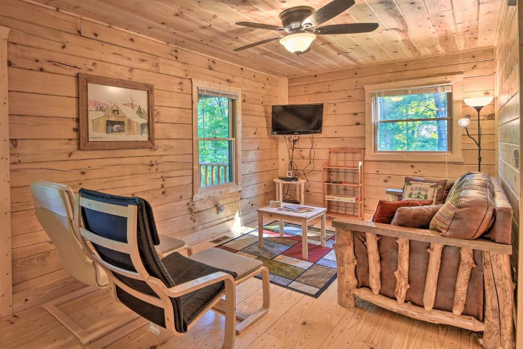 Secluded Cabin with Deck 13 Miles to Downtown Murphy, Murphy