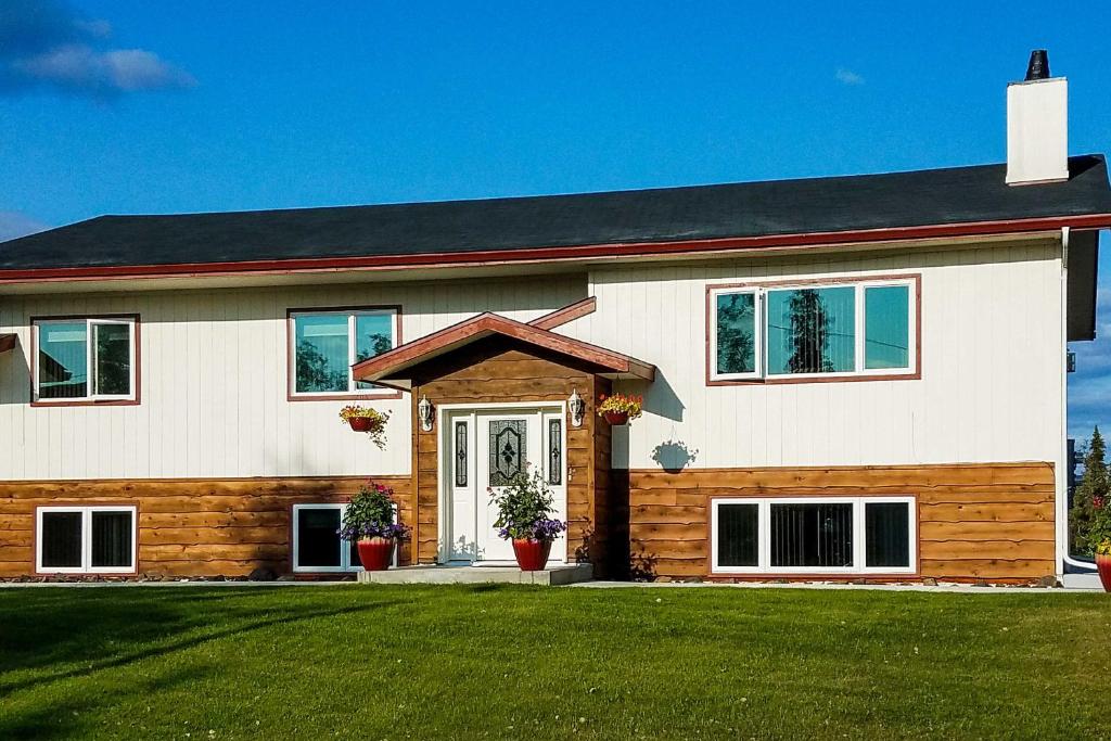 Fairbanks Alaskan Abode about 1 Mile to Pioneer Park!