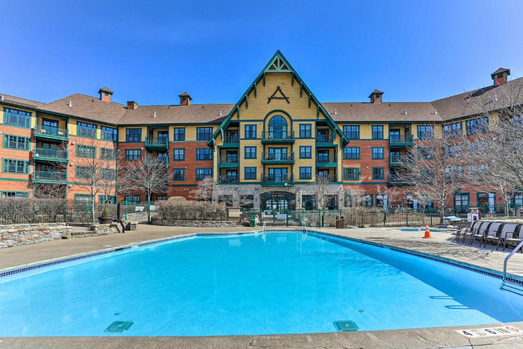 Luxe Apt Ski-inandSki-out Slopeside Retreat!, Vernon Township