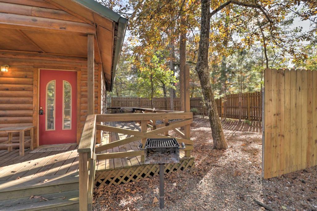 Cozy Cabin with Grill and Spa, 4Mi to Broken Bow Lake! photo
