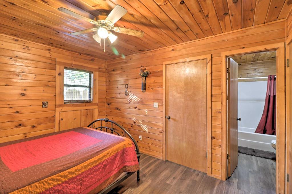 Cozy Cabin with Grill and Spa, 4Mi to Broken Bow Lake! photo