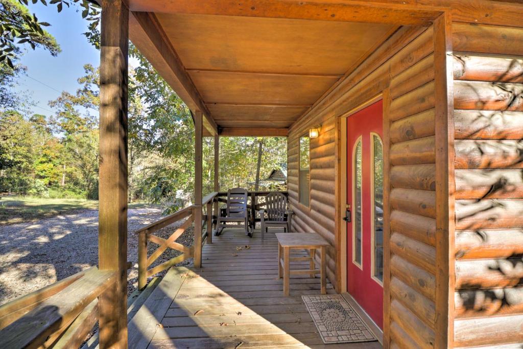 Cozy Cabin with Grill and Spa, 4Mi to Broken Bow Lake! — Hotel in Broken Bow (OK)